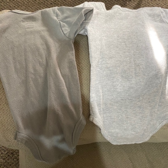 Newborn size gray onesies - Picture 4 of 4